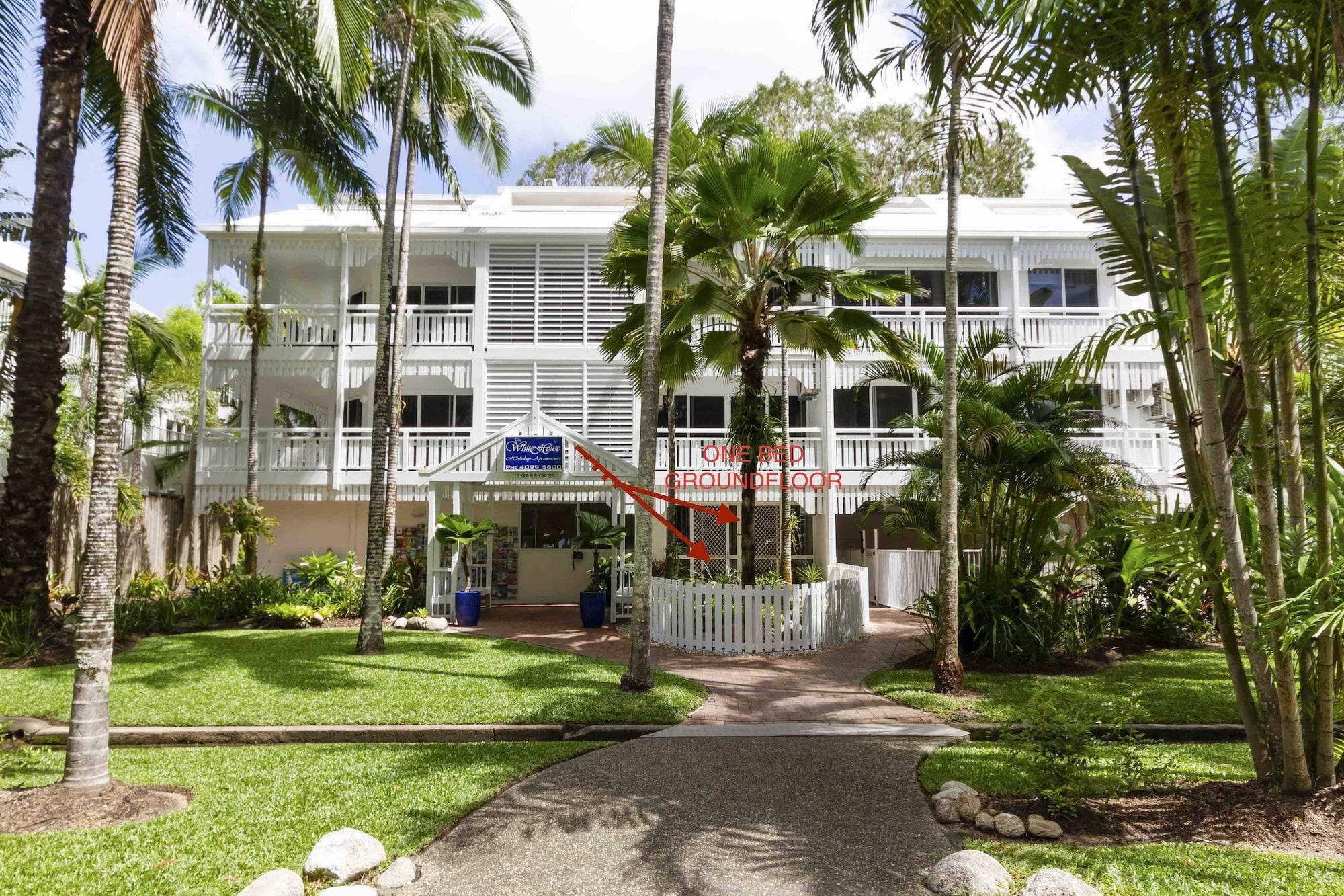 The White House Port Douglas Aparthotel Buitenkant foto